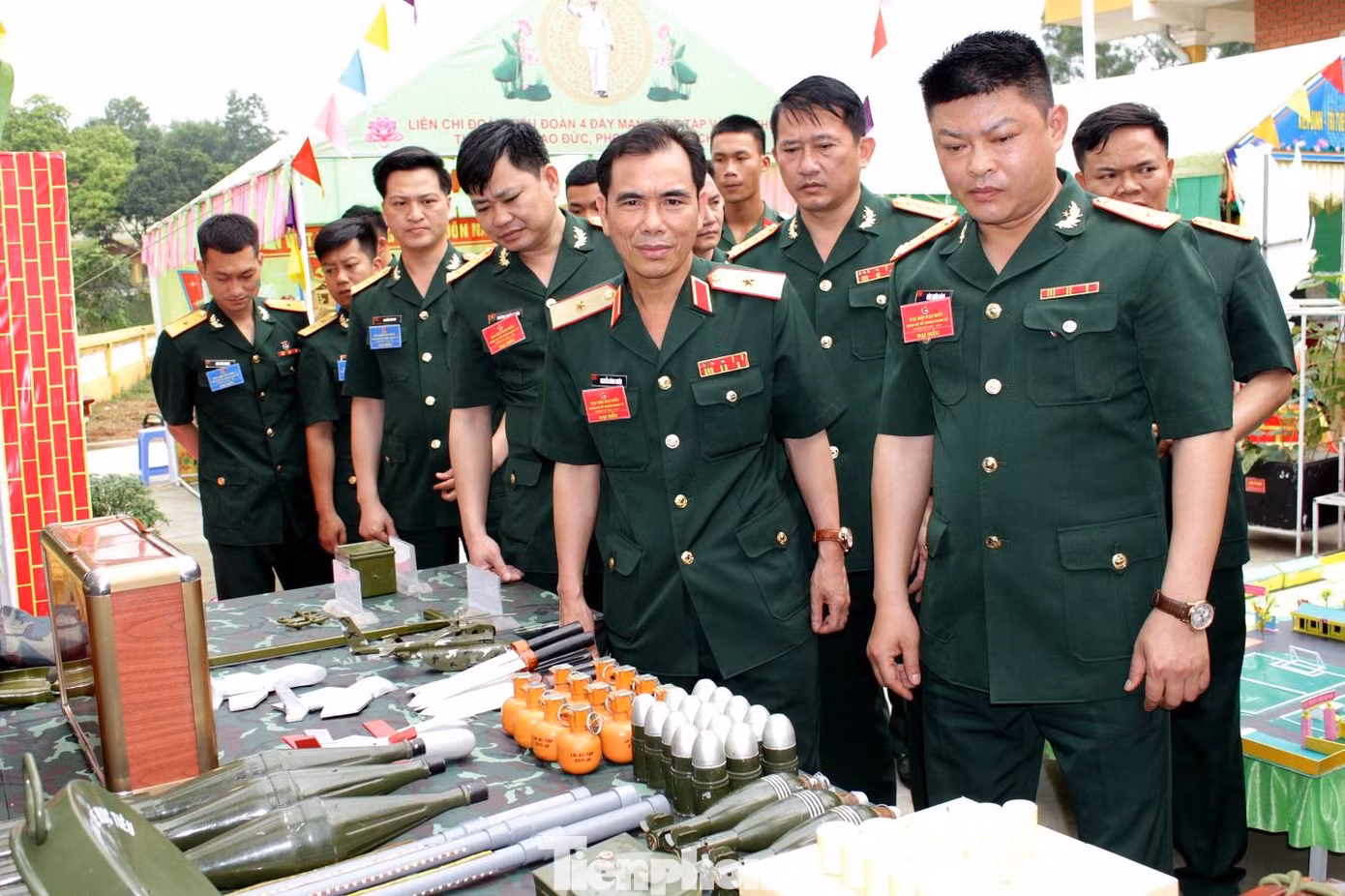 Các đại biểu tham quan gian trưng bày sáng kiến, cải tiến kỹ thuật của ĐVTN tại đại hội