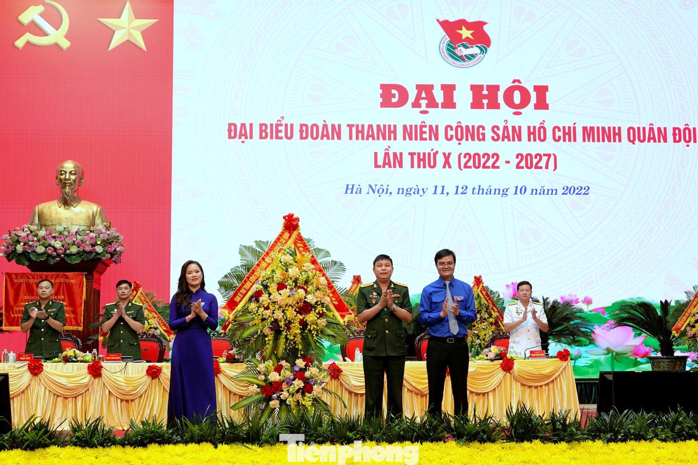 Bí thư thứ nhất Trung ương Đoàn Bùi Quang Huy tặng hoa chúc mừng đại hội Bí thư thứ nhất Trung ương Đoàn Bùi Quang Huy tặng hoa chúc mừng đại hội
