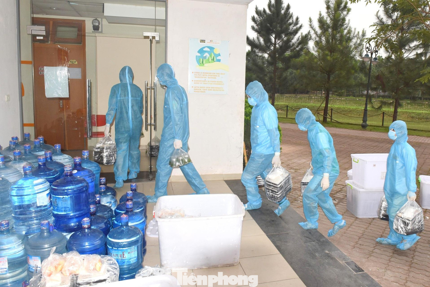 Trong nhiệm vụ phòng, chống dịch COVID-19, cán bộ, ĐVTN đã xung phong trên tuyến đầu chống dịch; vào tâm dịch để hỗ trợ các địa phương góp phần đưa cuộc sống bình yên trở về với nhân dân. Qua đó, tiếp tục tô thắm hình ảnh “Bộ đội Cụ Hồ”, lan tỏa nét đẹp văn hóa “Người chiến sỹ Thủ đô”. Trong nhiệm vụ phòng, chống dịch COVID-19, cán bộ, ĐVTN đã xung phong trên tuyến đầu chống dịch; vào tâm dịch để hỗ trợ các địa phương góp phần đưa cuộc sống bình yên trở về với nhân dân. Qua đó, tiếp tục tô thắm hình ảnh “Bộ đội Cụ Hồ”, lan tỏa nét đẹp văn hóa “Người chiến sỹ Thủ đô”.