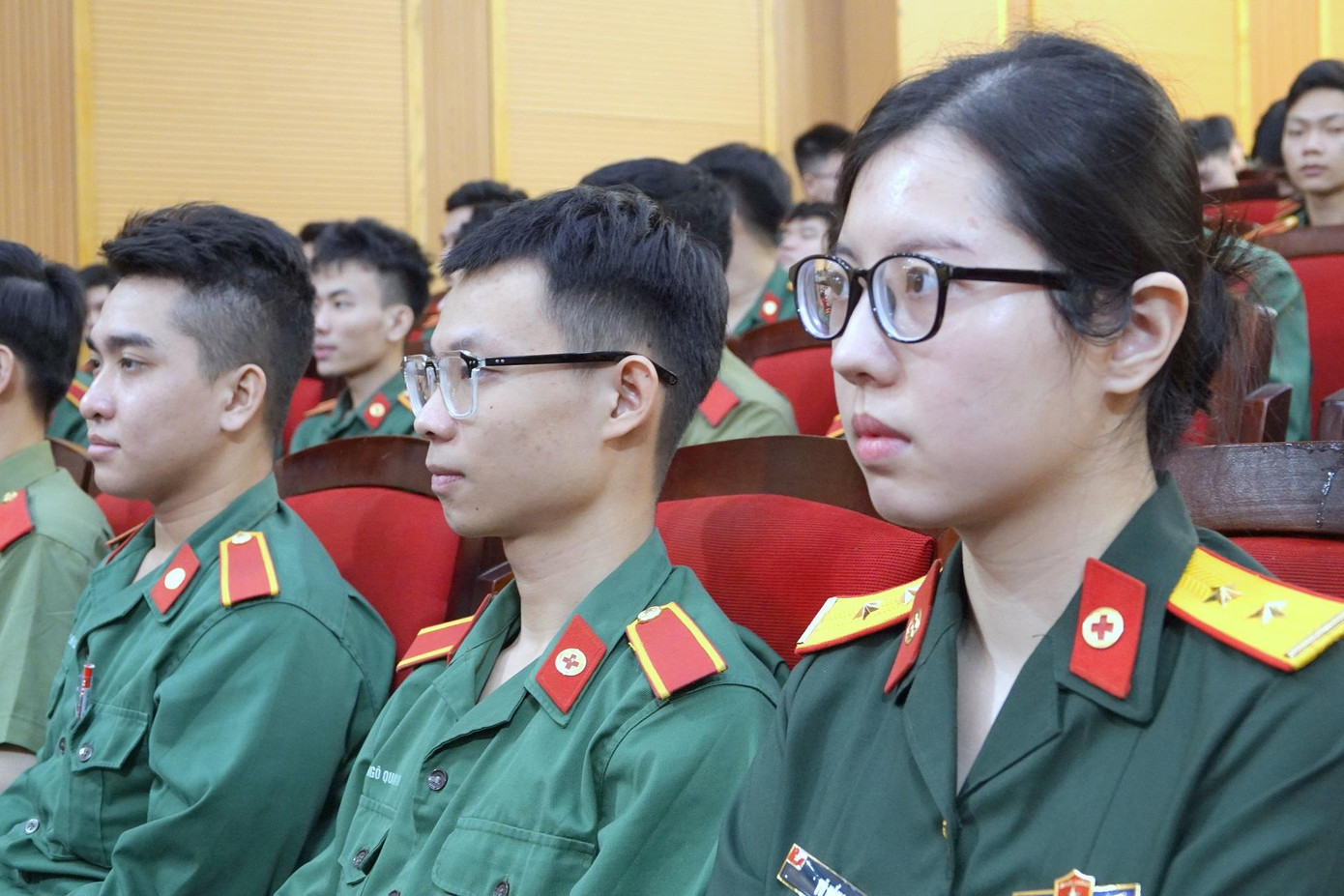 Buổi nói chuyện mang lại những kiến thức bổ ích về pháp luật và ý thức thượng tôn pháp luật cho đội ngũ cán bộ, sĩ quan trẻ và đoàn viên Học viện Quân y. Ảnh: Nguyễn Minh