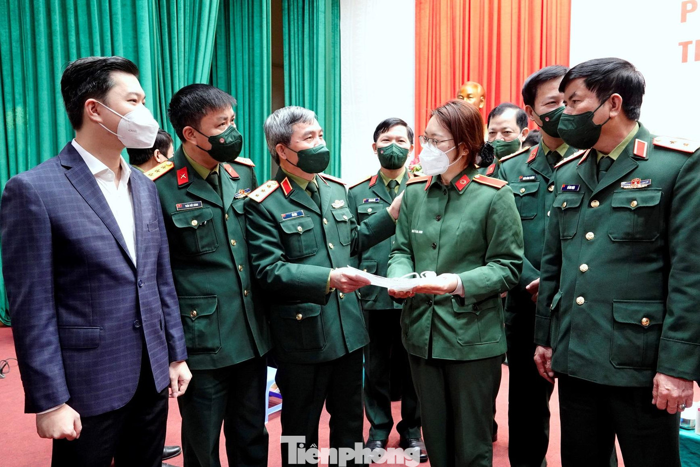 Thượng tướng Đỗ Căn, anh Nguyễn Minh Triết và lãnh đạo các đơn vị trò chuyện với học viên Nguyễn Hà Anh (SN 1998). Tháng 8/2021, Hà Anh là một trong hàng trăm học viên Học viện Quân y xung phong vào Nam chống dịch COVID-19. Đây là lần thứ 4 Hà Anh tham gia hiến máu cứu người. Thượng tướng Đỗ Căn, anh Nguyễn Minh Triết và lãnh đạo các đơn vị trò chuyện với học viên Nguyễn Hà Anh (SN 1998). Tháng 8/2021, Hà Anh là một trong hàng trăm học viên Học viện Quân y xung phong vào Nam chống dịch COVID-19. Đây là lần thứ 4 Hà Anh tham gia hiến máu cứu người.