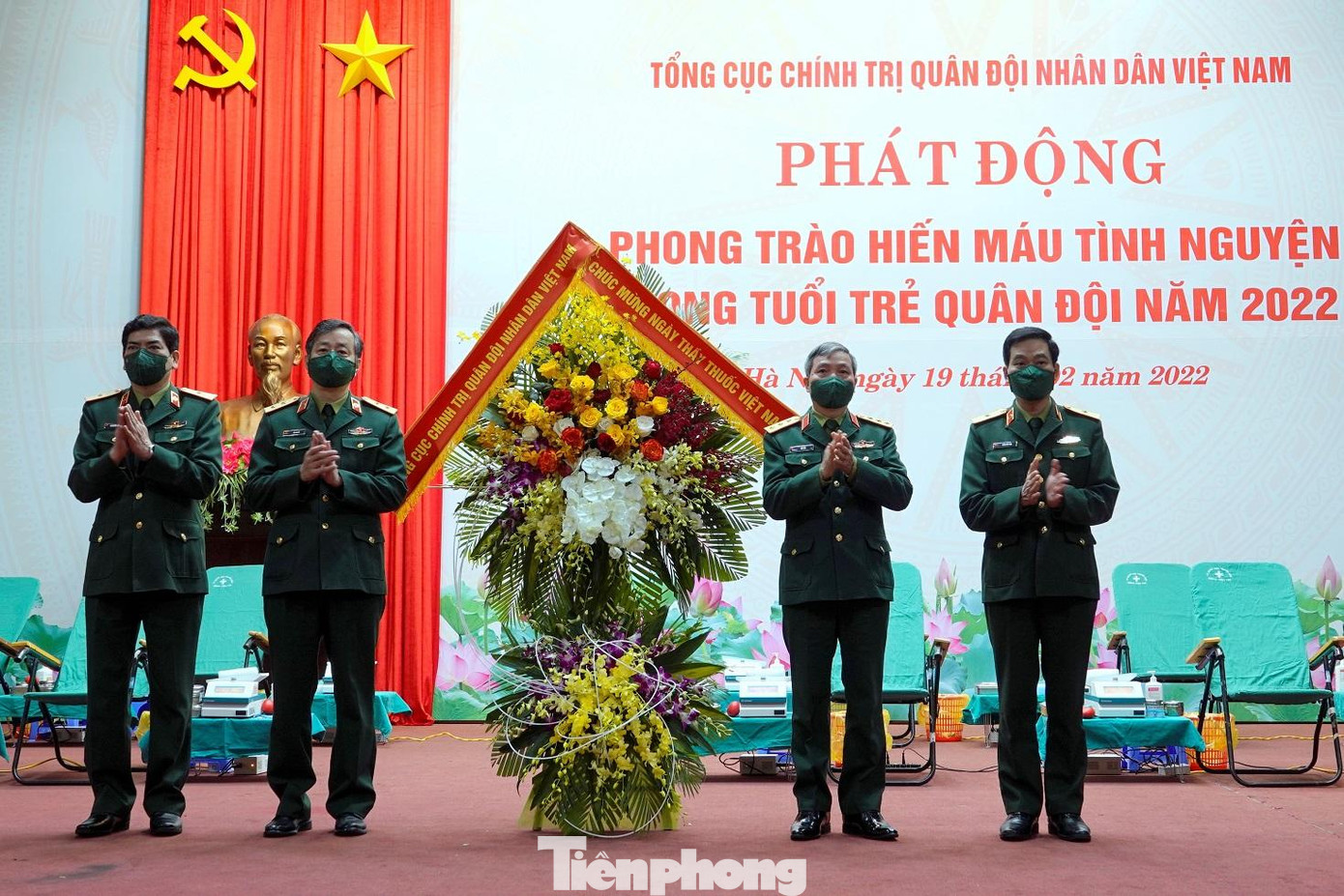 Dịp này, thay mặt lãnh đạo Tổng cục Chính trị, Thượng tướng Đỗ Căn đã chúc mừng cán bộ, y bác sĩ của Học viện Quân y nhân Ngày Thầy thuốc Việt Nam 27/2 Dịp này, thay mặt lãnh đạo Tổng cục Chính trị, Thượng tướng Đỗ Căn đã chúc mừng cán bộ, y bác sĩ của Học viện Quân y nhân Ngày Thầy thuốc Việt Nam 27/2