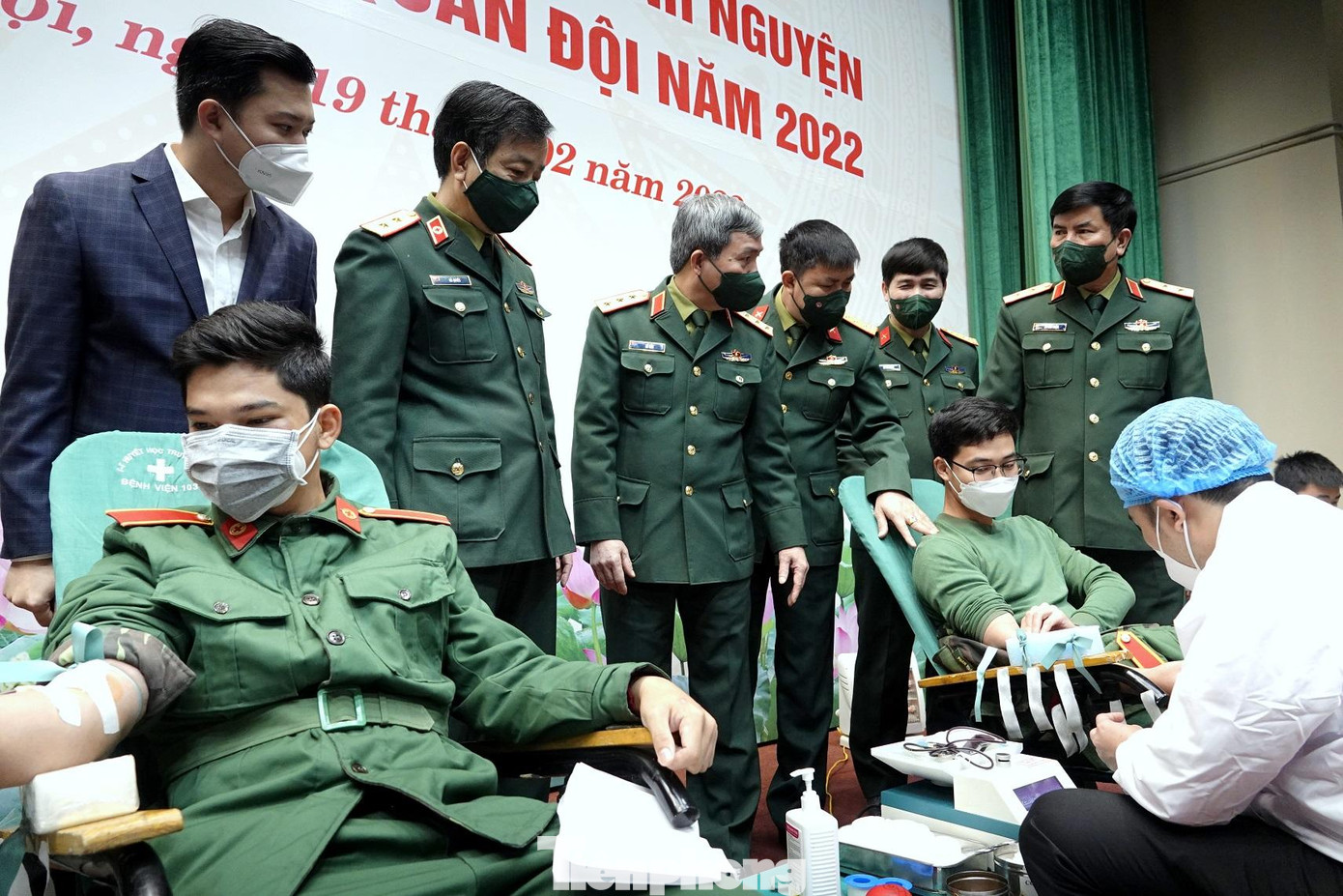 Lãnh đạo Tổng cục Chính trị, Trung ương Đoàn và các đơn vị tới dự lễ phát động, động viên tuổi trẻ Học viện Quân y tham gia hiến máu tình nguyện, sáng 19/2. Ảnh: Nguyễn Minh Lãnh đạo Tổng cục Chính trị, Trung ương Đoàn và các đơn vị tới dự lễ phát động, động viên tuổi trẻ Học viện Quân y tham gia hiến máu tình nguyện, sáng 19/2. Ảnh: Nguyễn Minh