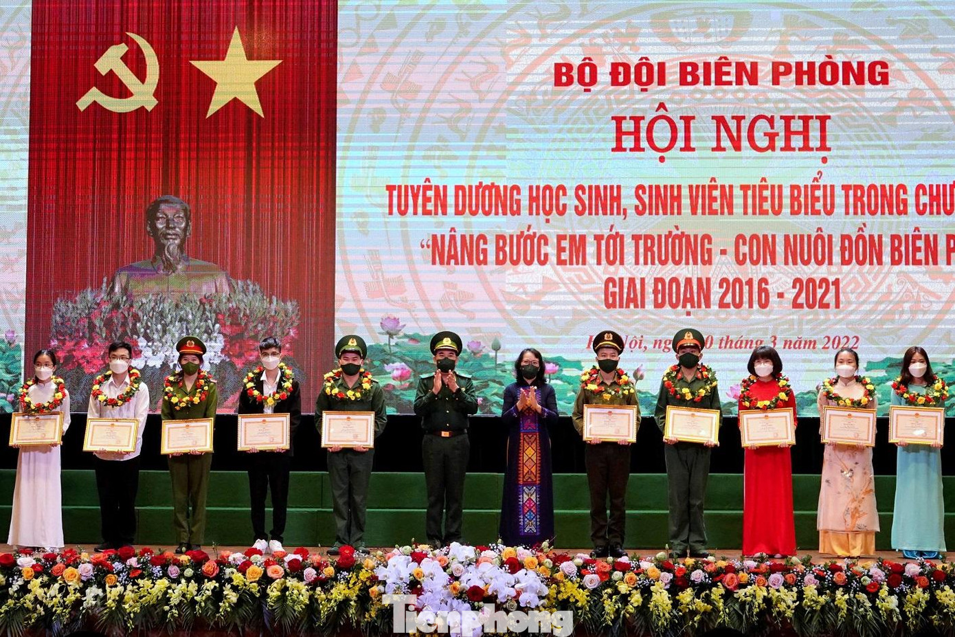 Lãnh đạo Bộ tư lệnh BĐBP và Ủy ban Dân tộc trao tặng Bằng khen cho các sinh viên tiêu biểu