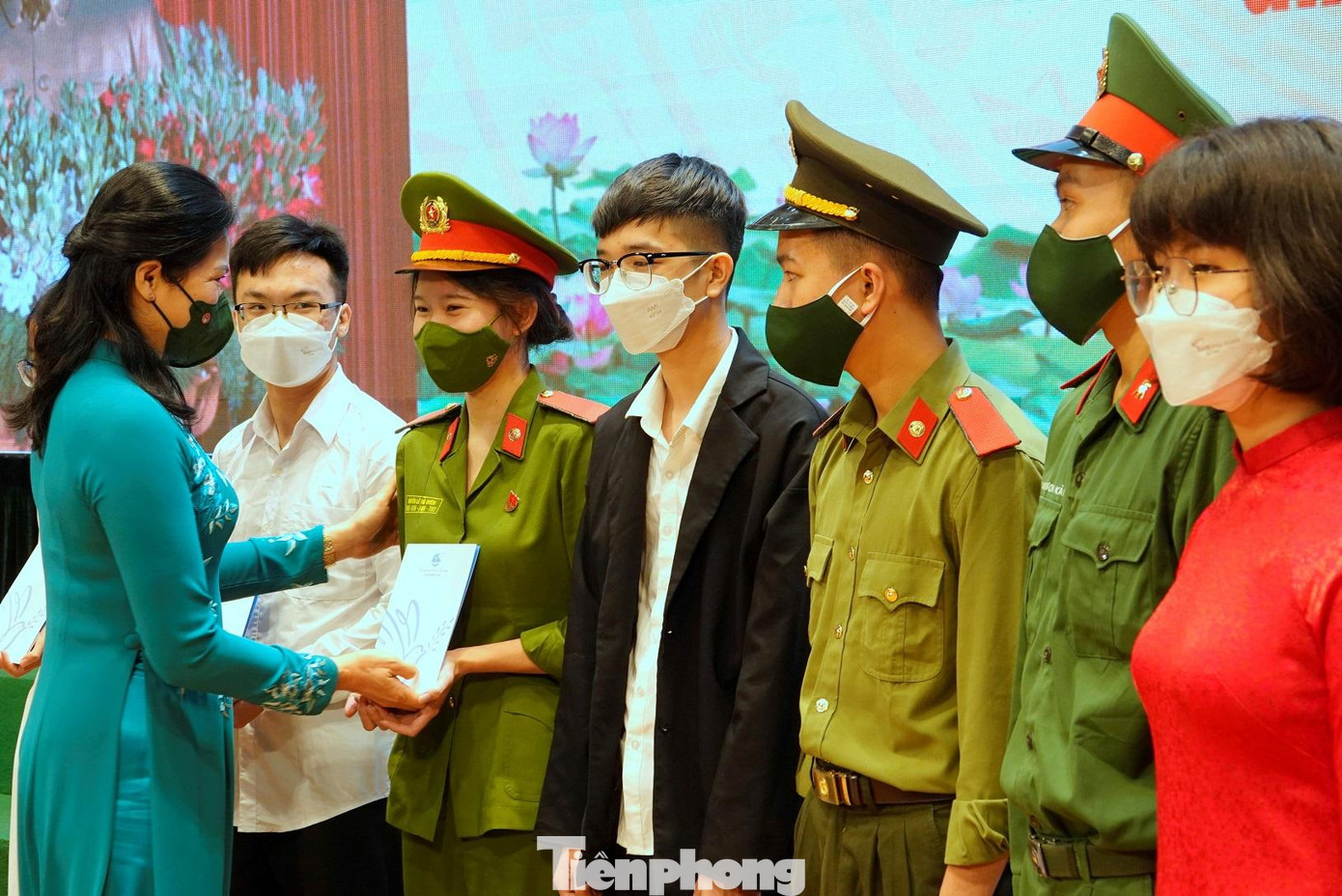 Lãnh đạo Trung ương Hội LHPN Việt Nam tặng quà cho các học sinh, sinh viên tiêu biểu tại lễ tuyên dương