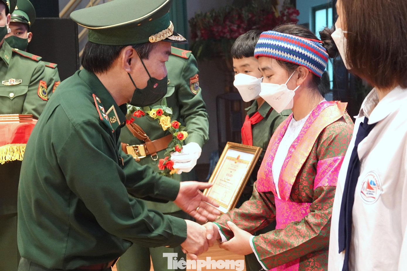 Lãnh đạo Bộ tư lệnh BĐBP trao tặng Bằng khen cho các em học sinh tiêu biểu tại lễ tuyên dương