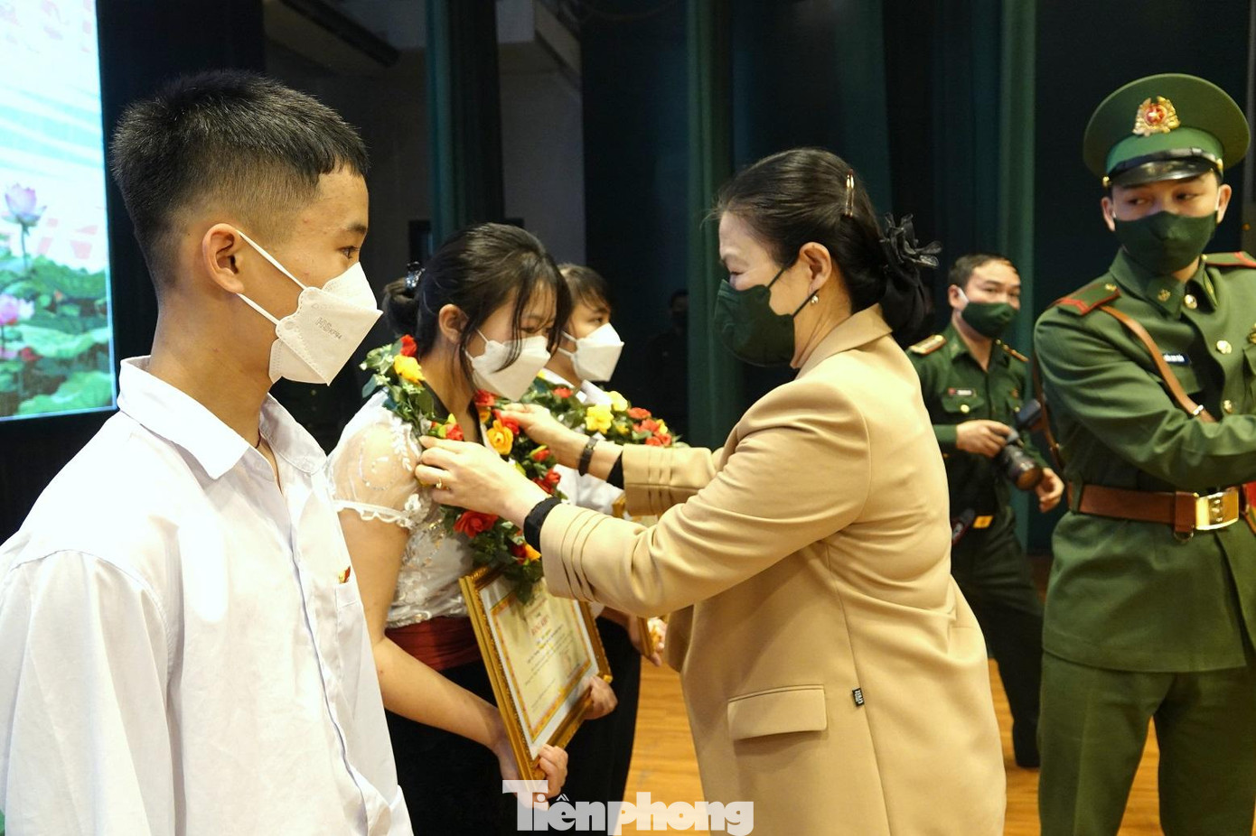 Lãnh đạo Ủy ban Trung ương MTTQ Việt Nam trao tặng Bằng khen cho các em học sinh tiêu biểu