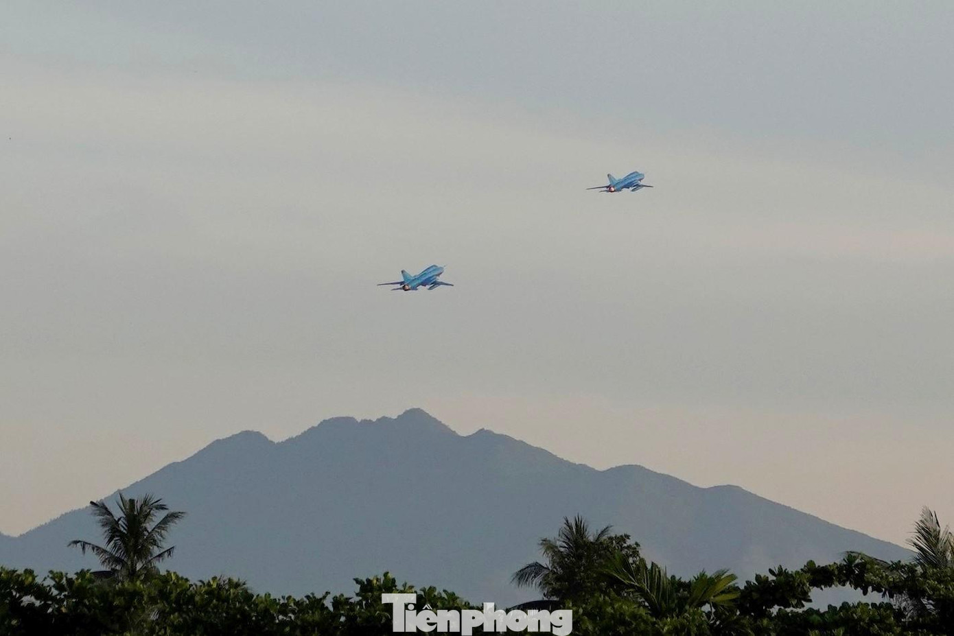 Biên đội Su-22 vút lên bầu trời. Ảnh: Nguyễn Minh Biên đội Su-22 vút lên bầu trời. Ảnh: Nguyễn Minh