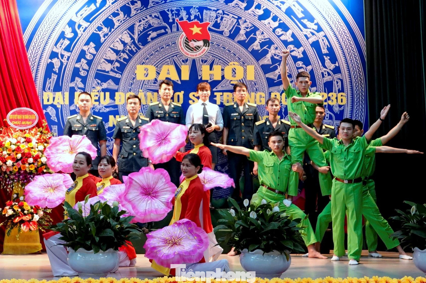 Cán bộ, ĐVTN Trung đoàn 236 và đơn vị kết nghĩa biểu diễn văn nghệ tại lễ khai mạc đại hội, sáng 4/4 Cán bộ, ĐVTN Trung đoàn 236 và đơn vị kết nghĩa biểu diễn văn nghệ tại lễ khai mạc đại hội, sáng 4/4