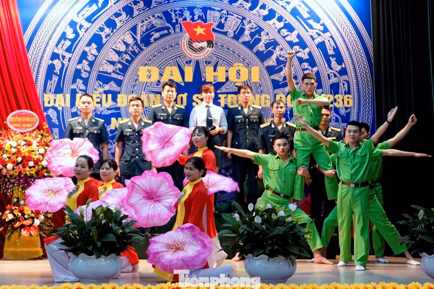 Cán bộ, ĐVTN Trung đoàn 236 và đơn vị kết nghĩa biểu diễn văn nghệ tại lễ khai mạc đại hội, sáng 4/4