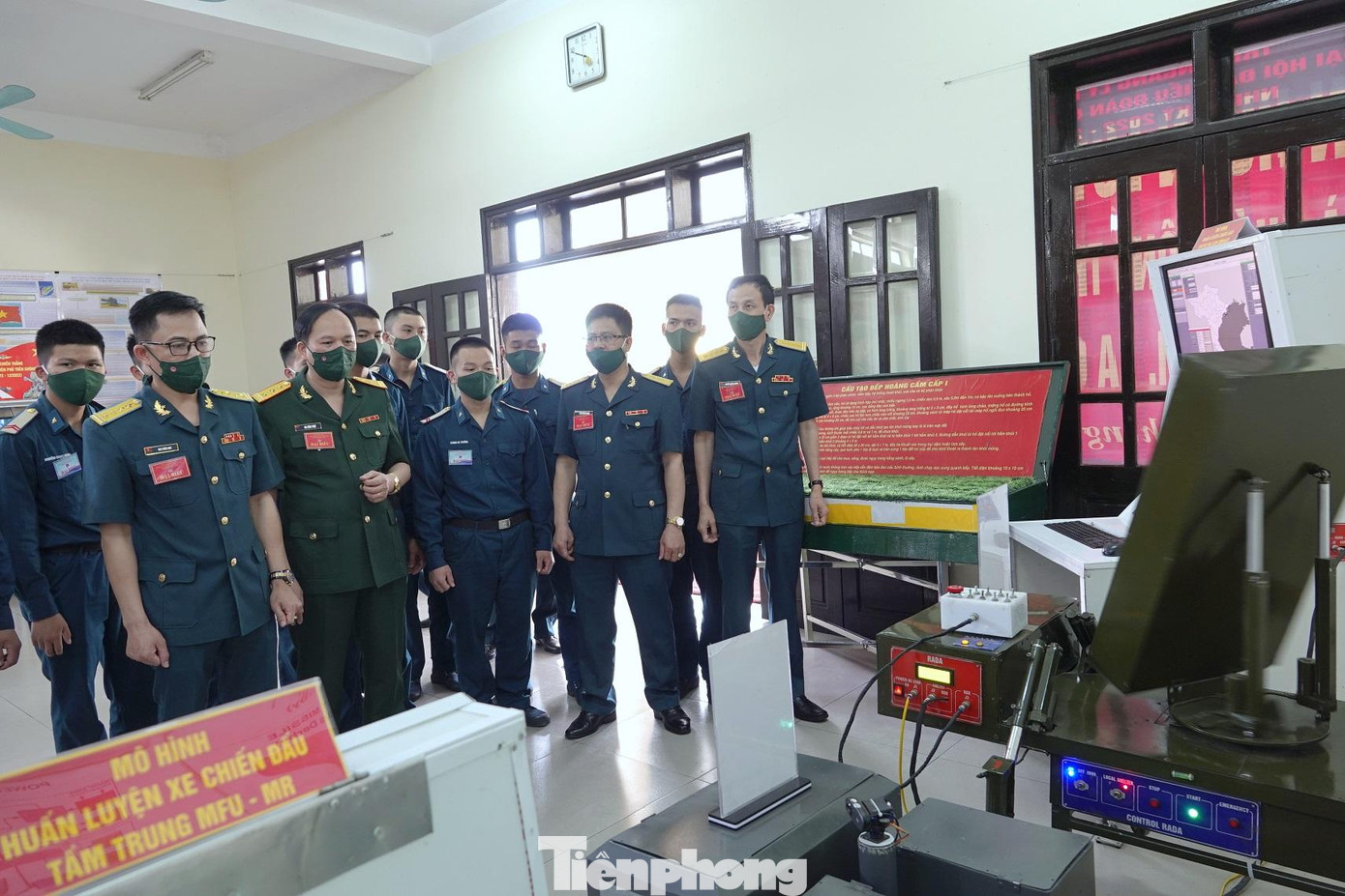 Các đại biểu dự đại hội tham quan sáng kiến cải tiến mô hình học cụ huấn luyện của ĐVTN Trung đoàn 236 Các đại biểu dự đại hội tham quan sáng kiến cải tiến mô hình học cụ huấn luyện của ĐVTN Trung đoàn 236