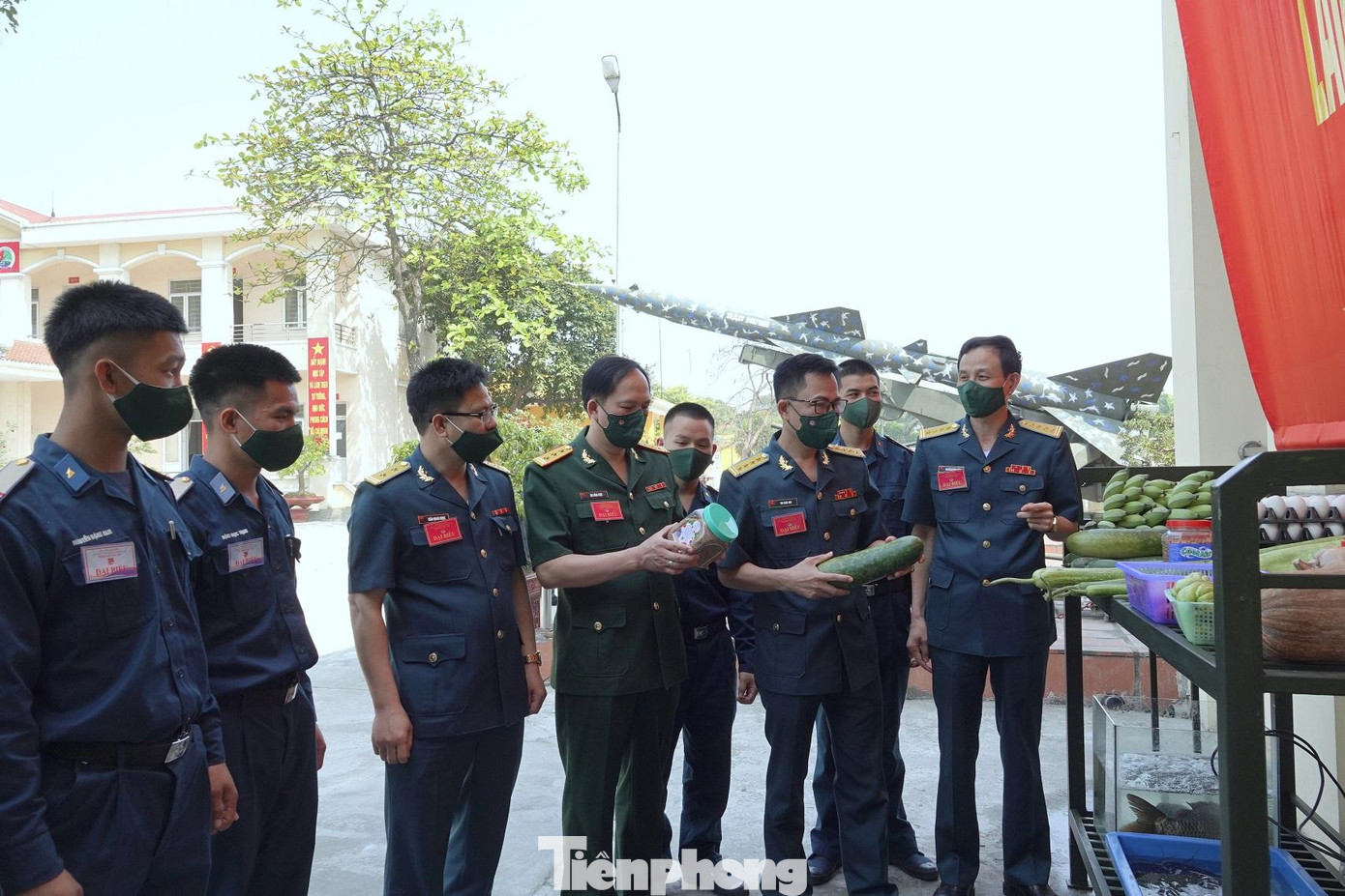 Tham quan khu trưng bày sản phẩm tăng gia của tuổi trẻ Trung đoàn Tham quan khu trưng bày sản phẩm tăng gia của tuổi trẻ Trung đoàn