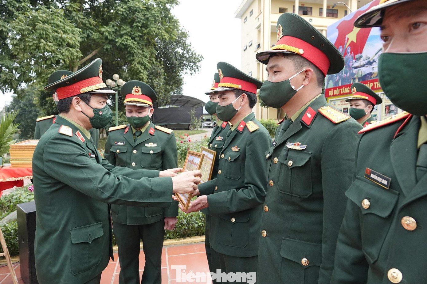Lãnh đạo Binh chủng TTG trao thưởng cho các tập thể, cá nhân thuộc các tổ chức quần chúng đạt thành tích xuất sắc trong các đợt thi đua đặc biệt, thi đua cao điểm