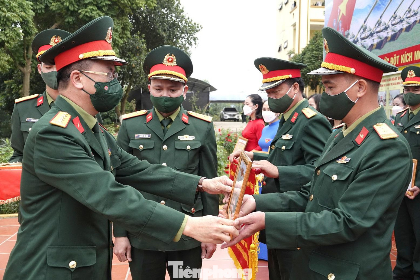 Lãnh đạo Ban Công đoàn Quốc phòng trao tặng Cờ thi đua, danh hiệu Công đoàn cơ sở xuất sắc và đoàn viên Công đoàn cơ sở xuất sắc của Tổng cục Chính trị cho các tập thể, cá nhân tiêu biểu thuộc Binh chủng TTG