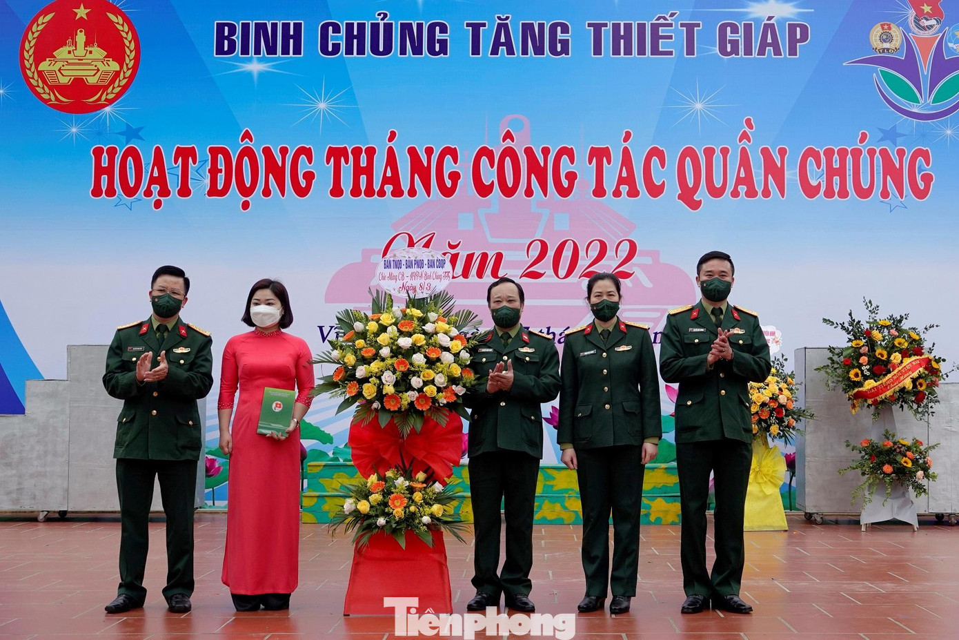 Đại diện lãnh đạo các Ban Thanh niên Quân đội, Ban Công đoàn Quốc phòng, Ban Phụ nữ Quân đội tặng hoa chúc mừng cán bộ, hội viên phụ nữ Binh chủng TTG nhân ngày Quốc tế Phụ nữ 8/3