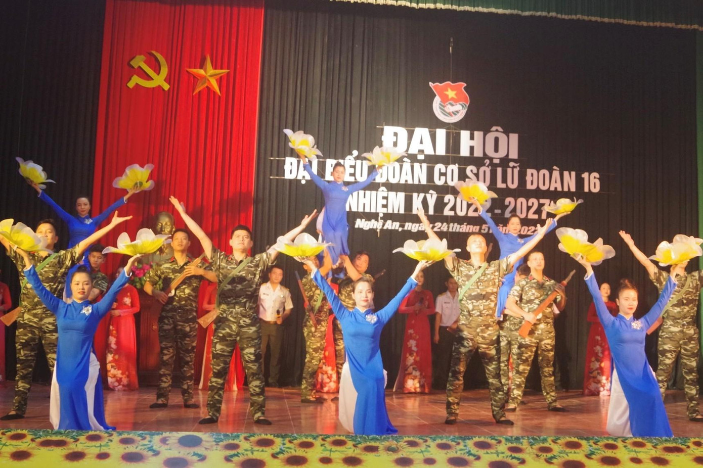 Biểu diễn văn nghệ chào mừng đại hội