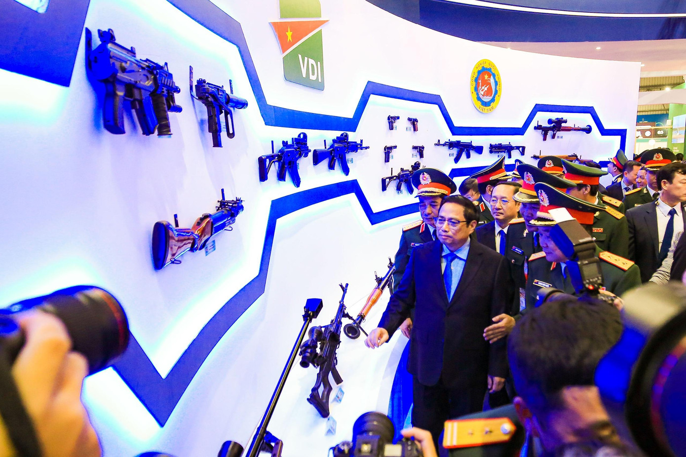 Thủ tướng tham quan khu trưng bày vũ khí do nền công nghiệp quốc phòng Việt Nam sản xuất.
