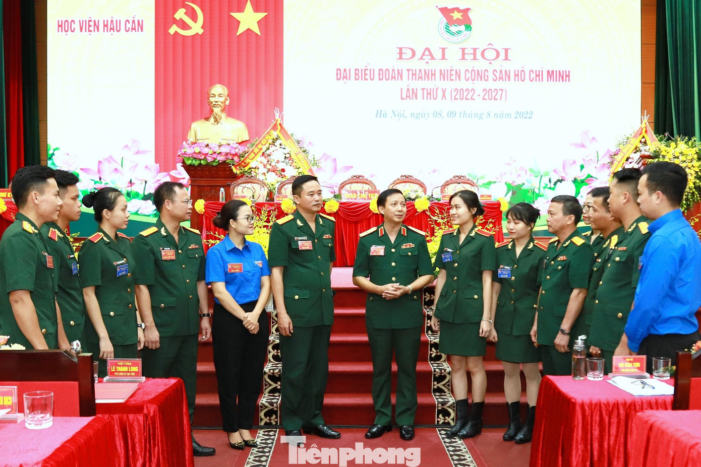 Lãnh đạo Học viện Hậu cần và Ban Thanh niên Quân đội trò chuyện với các đại biểu về dự đại hội, sáng 9/8 Lãnh đạo Học viện Hậu cần và Ban Thanh niên Quân đội trò chuyện với các đại biểu về dự đại hội, sáng 9/8