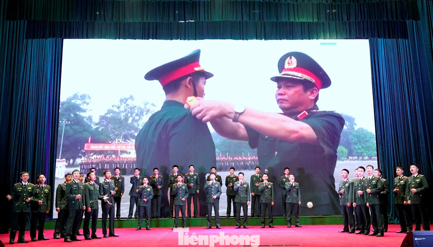 Tốp ca Đoàn cơ sở các Tiểu đoàn 1, 5 và 9 với ca khúc “Học viên Lục quân Việt Nam”. Ảnh: Nguyễn Minh