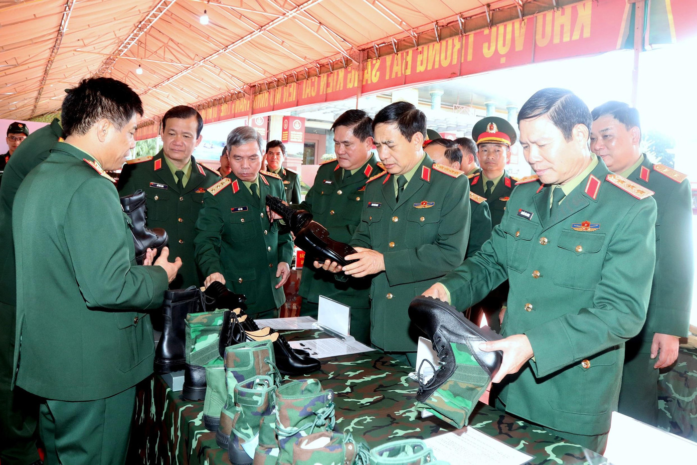 Đại tướng Phan Văn Giang và các đại biểu dự hội nghị tham quan các sản phẩm quân nhu trang bị cho bộ đội do ngành Hậu cần Quân đội sản xuất Đại tướng Phan Văn Giang và các đại biểu dự hội nghị tham quan các sản phẩm quân nhu trang bị cho bộ đội do ngành Hậu cần Quân đội sản xuất