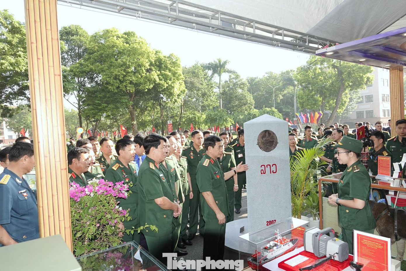 Đại tướng Phan Văn Giang trao đổi với cán bộ phụ trách khu trưng bày của tuổi trẻ Bộ đội Biên phòng về các mô hình trưng bày. Ảnh: Nguyễn Minh