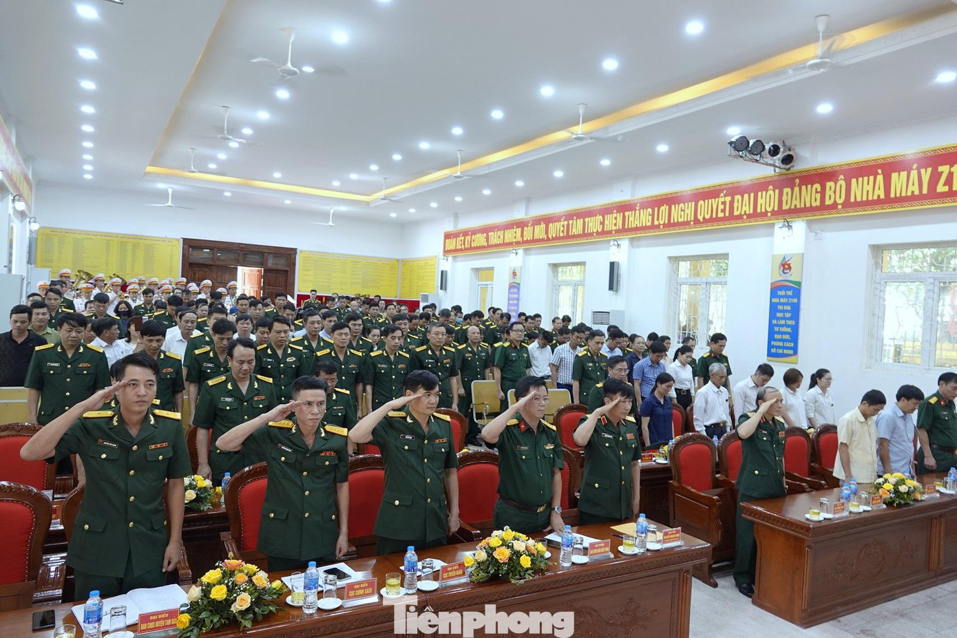 Thủ trưởng, đồng đội và người thân dành phút tưởng nhớ Thượng tá QNCN Bùi Văn Nhiên tại buổi lễ Thủ trưởng, đồng đội và người thân dành phút tưởng nhớ Thượng tá QNCN Bùi Văn Nhiên tại buổi lễ