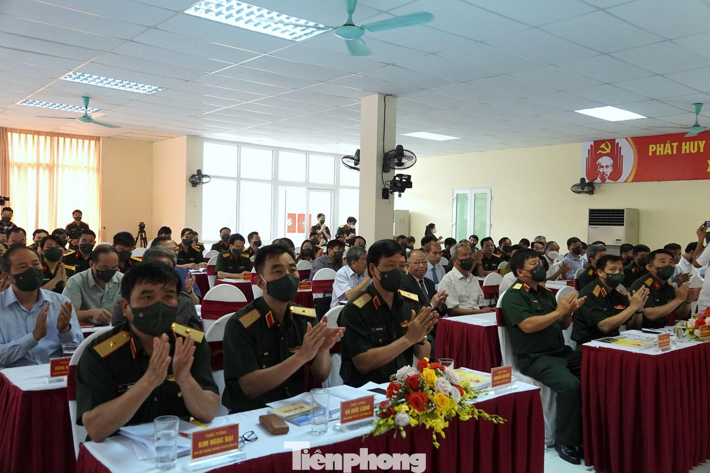 Tham dự tọa đàm có các nhà khoa học, các nhân chứng lịch sử cùng lãnh đạo, đại biểu nhiều cơ quan, đơn vị trong và ngoài Quân đội. Tham dự tọa đàm có các nhà khoa học, các nhân chứng lịch sử cùng lãnh đạo, đại biểu nhiều cơ quan, đơn vị trong và ngoài Quân đội.