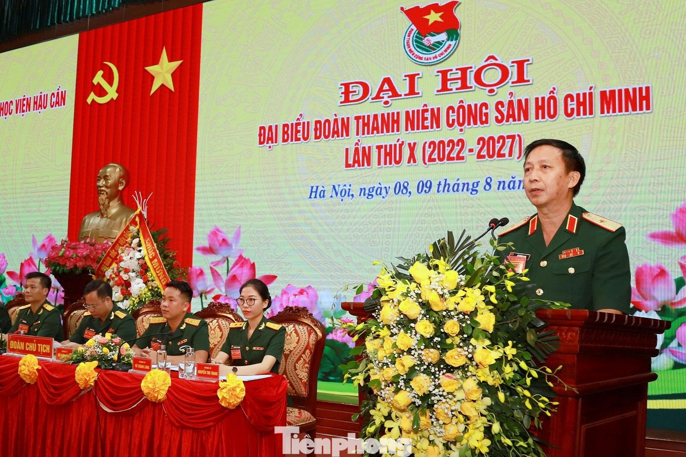 Thiếu tướng Lê Thành Long - Phó Chính ủy Học viện Hậu cần phát biểu chỉ đạo đại hội Thiếu tướng Lê Thành Long - Phó Chính ủy Học viện Hậu cần phát biểu chỉ đạo đại hội