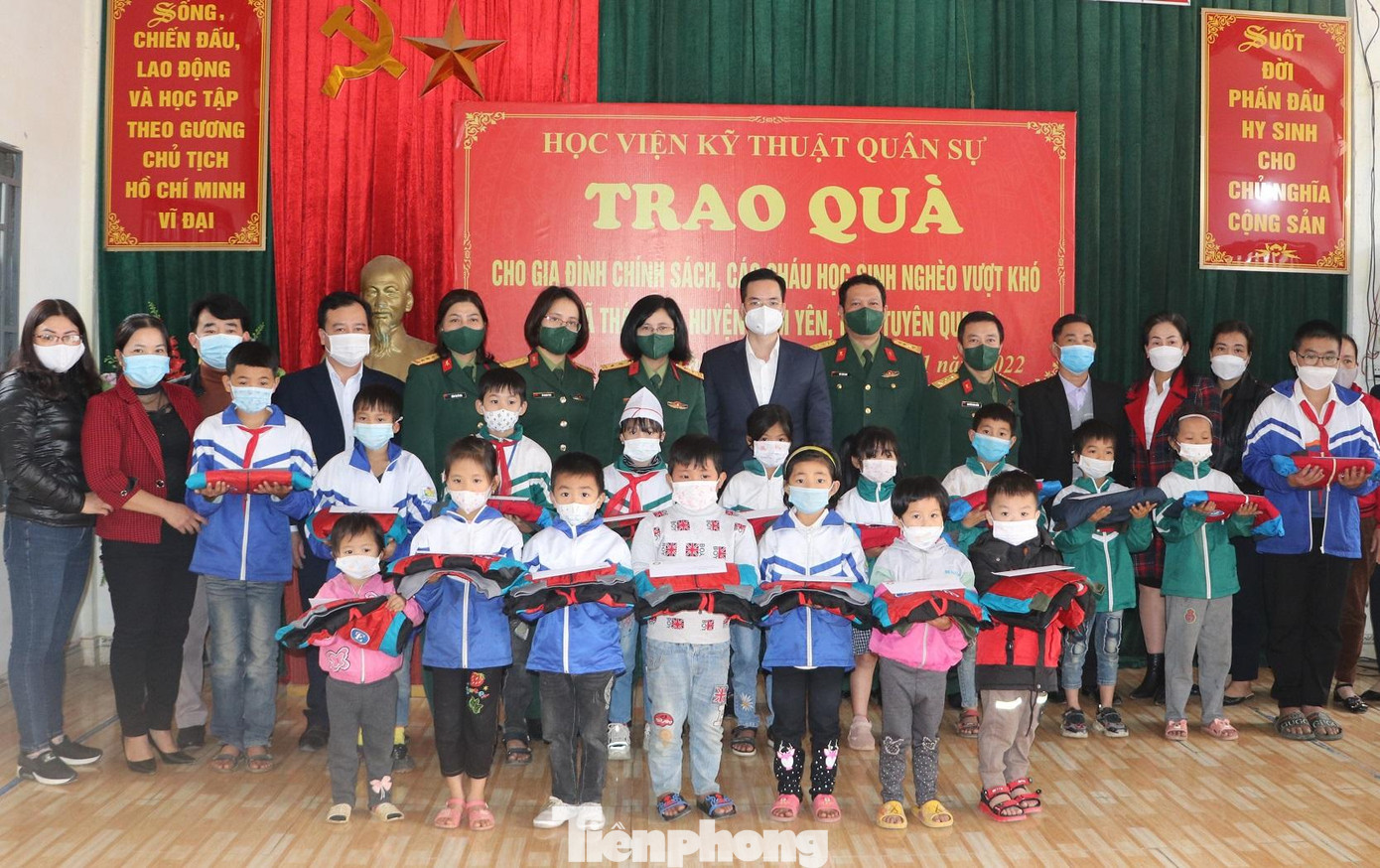 Đoàn công tác Học viện Kỹ thuật Quân sự trao tặng quà cho học sinh nghèo ở huyện Hàm Yên, tỉnh Tuyên Quang Đoàn công tác Học viện Kỹ thuật Quân sự trao tặng quà cho học sinh nghèo ở huyện Hàm Yên, tỉnh Tuyên Quang