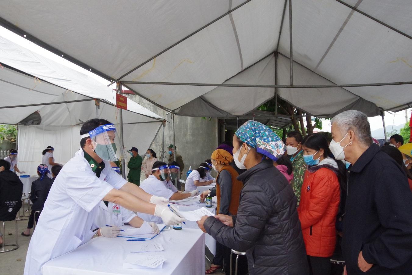 Quân y Bộ đội Biên phòng Cao Bằng hướng dẫn người dân làm thủ tục khám, chữa bệnh