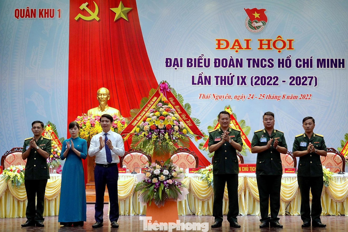 Bí thư Trung ương Đoàn Nguyễn Ngọc Lương tặng hoa chúc mừng ĐH