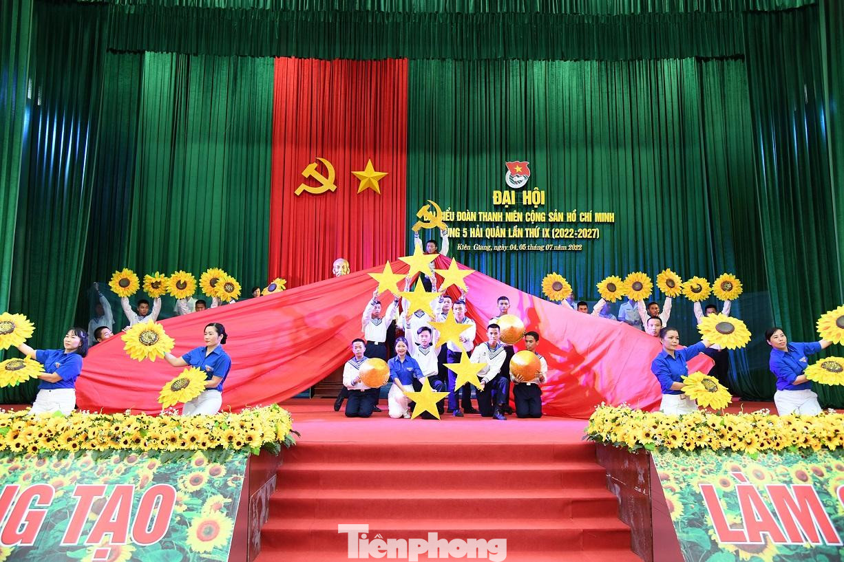 ĐVTN Vùng 5 Hải quân và đơn vị kết nghĩa biểu diễn văn nghệ chào mừng đại hội