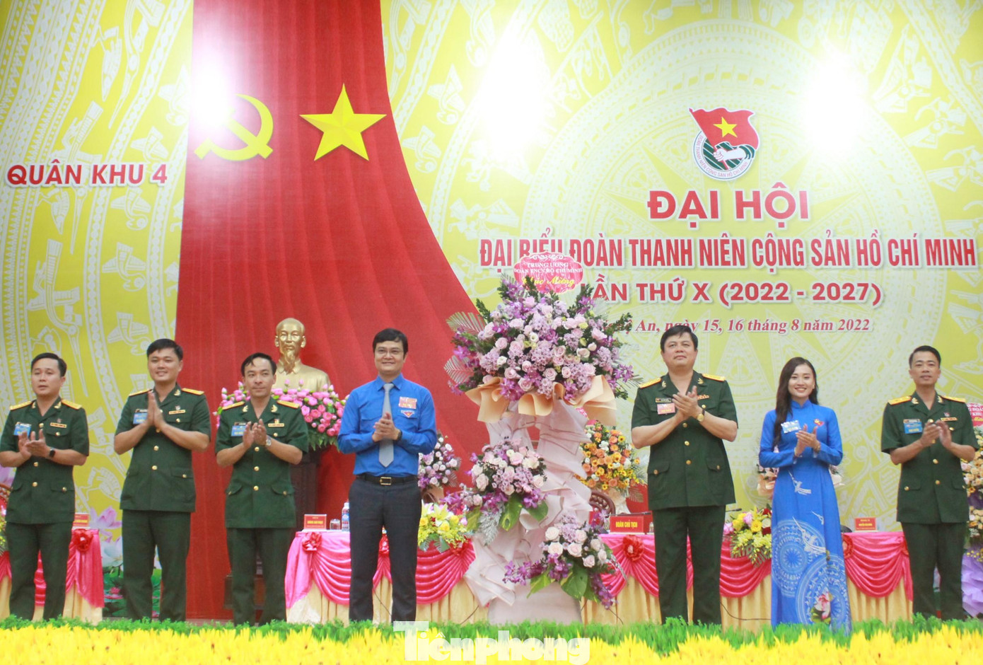 Bí thư thường trực Trung ương Đoàn Bùi Quang Huy tặng hoa chúc mừng đại hội, ngày 16/8 Bí thư thường trực Trung ương Đoàn Bùi Quang Huy tặng hoa chúc mừng đại hội, ngày 16/8