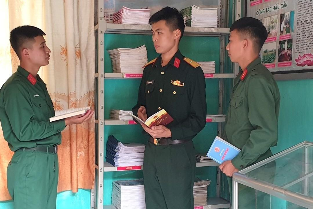 ĐVTN Trung đoàn 141 trao đổi bên Tủ sách Pháp luật ở đơn vị