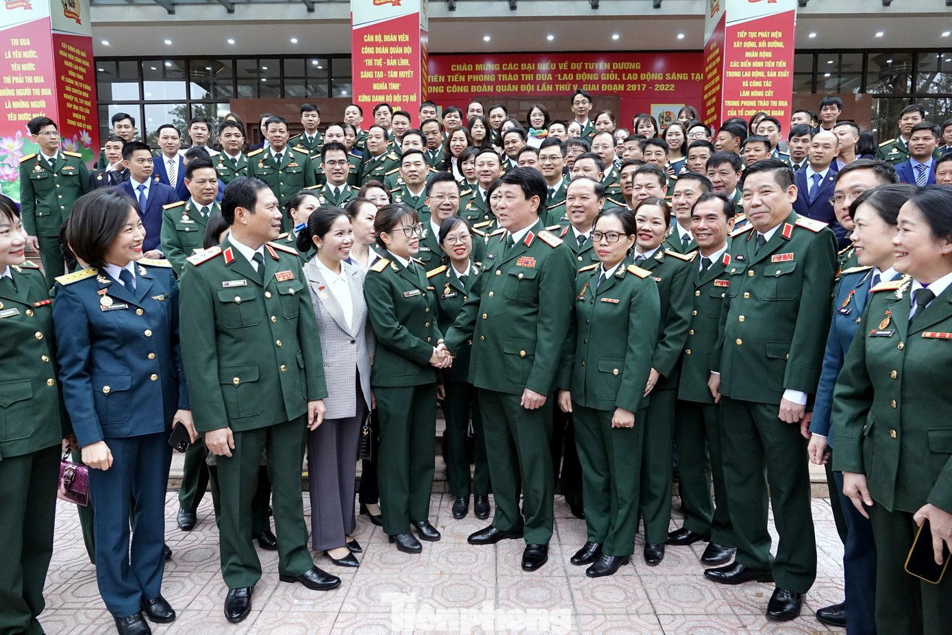 Lãnh đạo Quân ủy Trung ương - Bộ Quốc phòng trò chuyện với cán bộ, đoàn viên công đoàn, người lao động về dự lễ tuyên dương. Ảnh: Nguyễn Minh