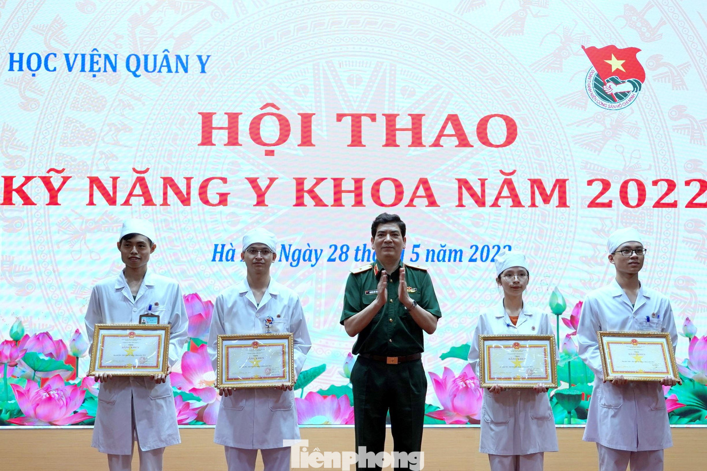 Thiếu tướng, PGS.TS Nghiêm Đức Thuận - Phó Chính ủy Học viện Quân y trao giải cho các đội giành vị trí Nhất, Nhì, Ba tại hội thao. Ảnh: Nguyễn Minh