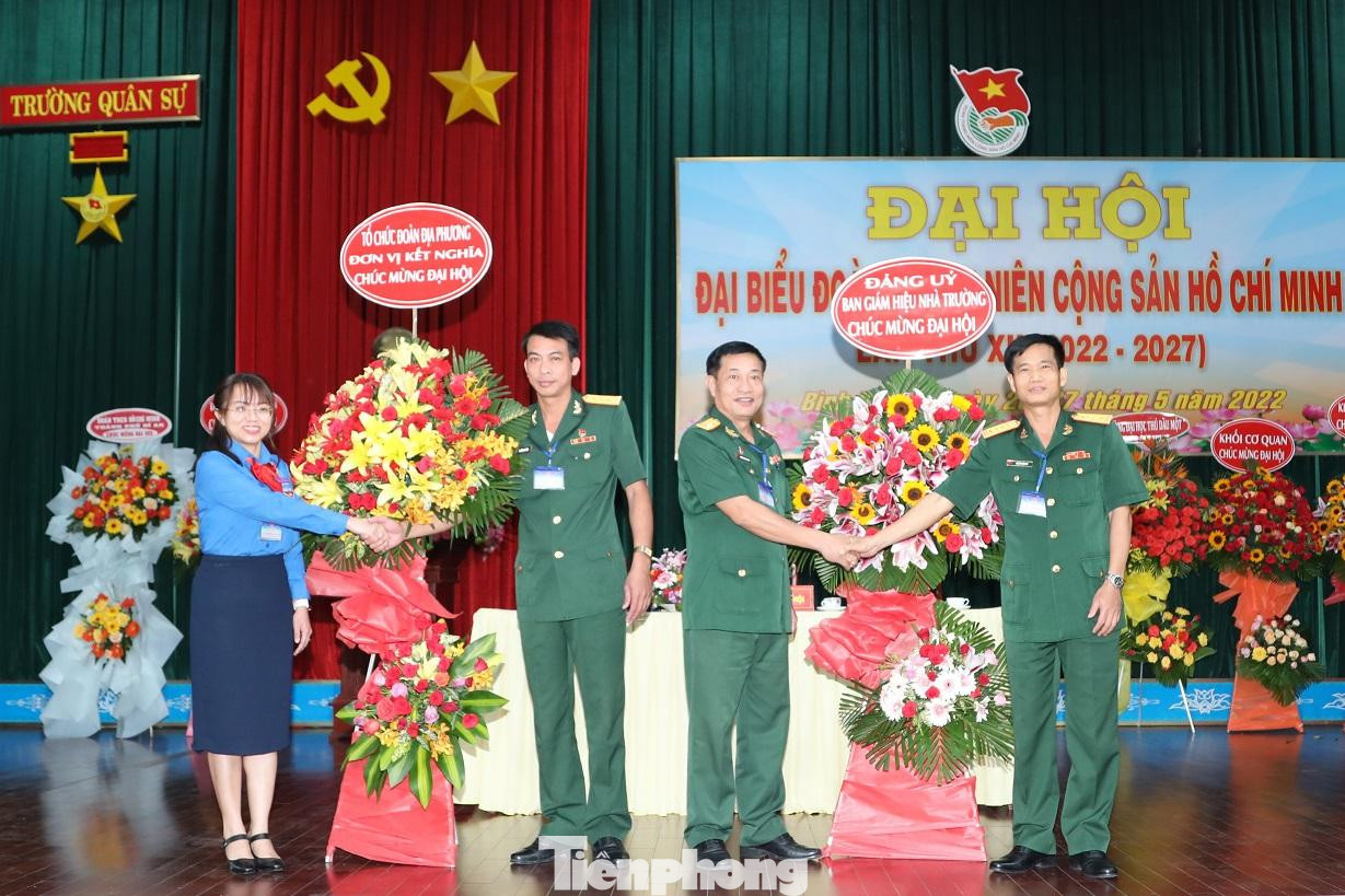 Đảng ủy - Ban Giám hiệu nhà trường và các đơn vị địa phương, kết nghĩa tặng hoa chúc mừng đại hội, ngày 27/5. Đảng ủy - Ban Giám hiệu nhà trường và các đơn vị địa phương, kết nghĩa tặng hoa chúc mừng đại hội, ngày 27/5.