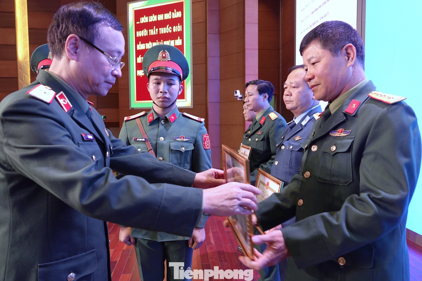 Lãnh đạo Bệnh viện trao Bằng khen tặng các tập thể tiêu biểu Lãnh đạo Bệnh viện trao Bằng khen tặng các tập thể tiêu biểu