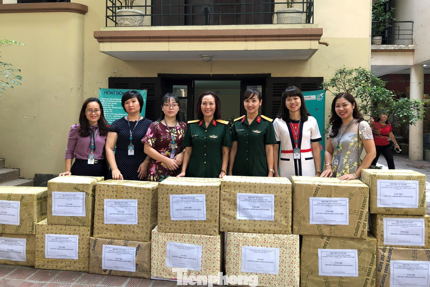 Đại úy Quỳnh Trang và các cán bộ, hội viên phụ nữ ở Viettel luôn nhiệt tình tham gia các hoạt động hướng về cộng đồng