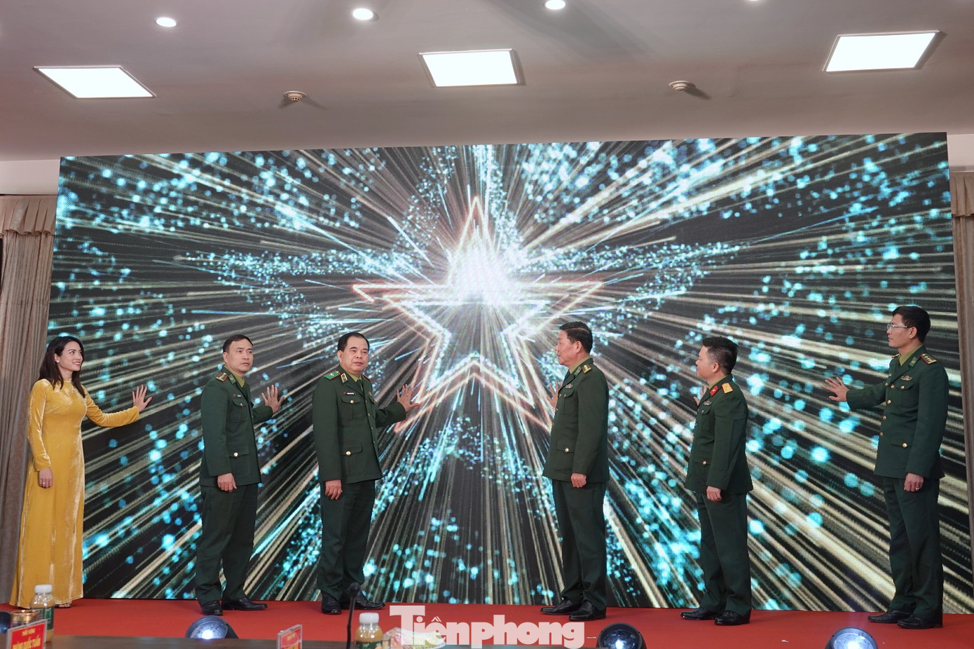 Lãnh đạo Bộ Tư lệnh BĐBP và các đơn vị khai trương website và app Luật Biên phòng Việt Nam. Ảnh: Nguyễn Minh