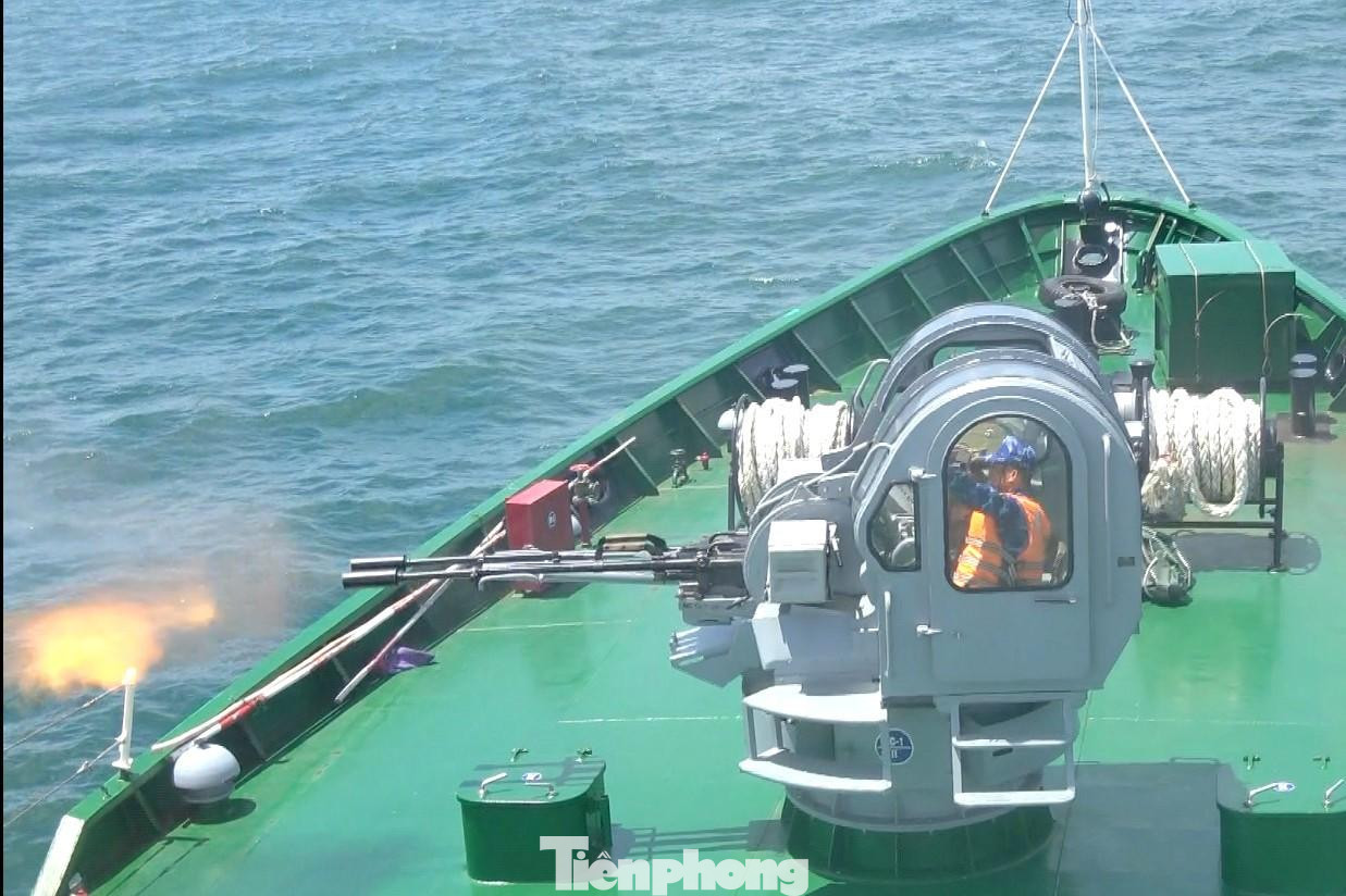 Tàu Cảnh sát biển 4039 thực hành bắn pháo trong cuộc diễn tập