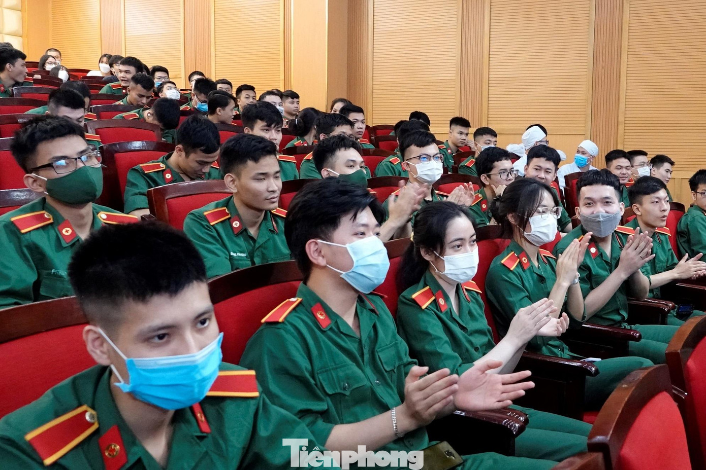 Đông đảo ĐVTN Học viện Quân y đã tới cổ vũ các đội thi