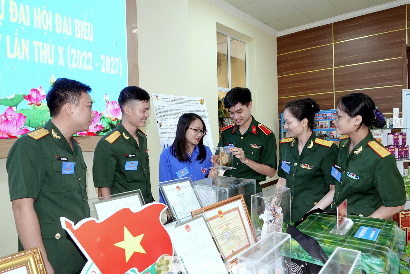 ĐH đặt chỉ tiêu phấn đấu 100% đoàn viên được tuyên truyền, giáo dục về đạo đức, lối sống, pháp luật, kỷ luật. Phấn đấu giảm tỷ lệ ĐVTN vi phạm kỷ luật phải xử lý dưới 0,2%; không có trường hợp vi phạm kỷ luật nghiêm trọng. 100% cán bộ, ĐVTN có bản lĩnh chính trị kiên định vững vàng, kiên quyết đấu tranh với các biểu hiện tiêu cực, sẵn sàng nhận và hoàn thành tốt mọi nhiệm vụ được giao. Ảnh: Nguyễn Minh