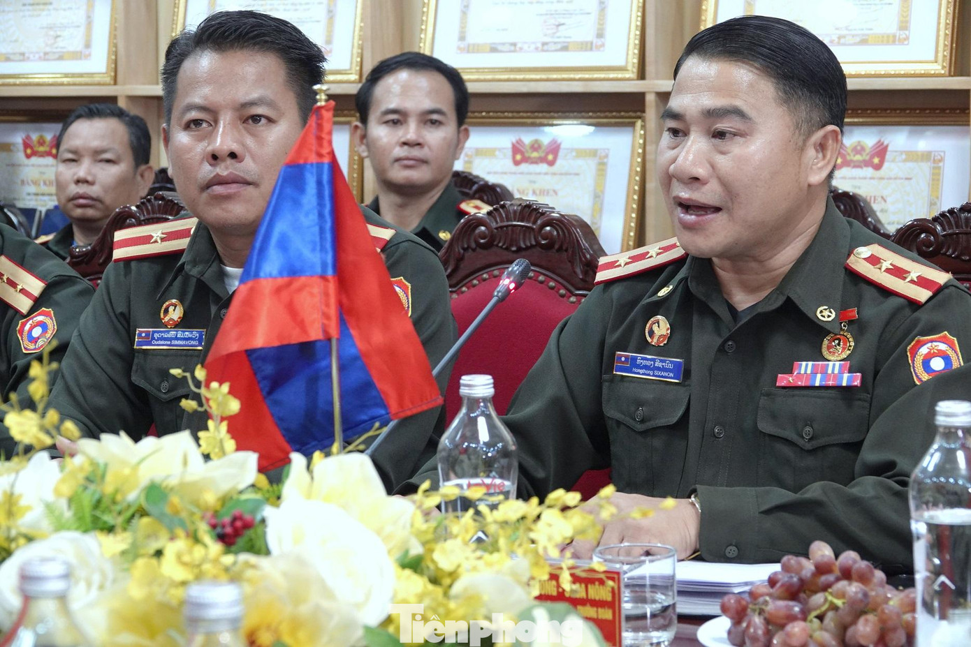 Trung tá Hong Thong Sisanon (bên phải) phát biểu tại tọa đàm