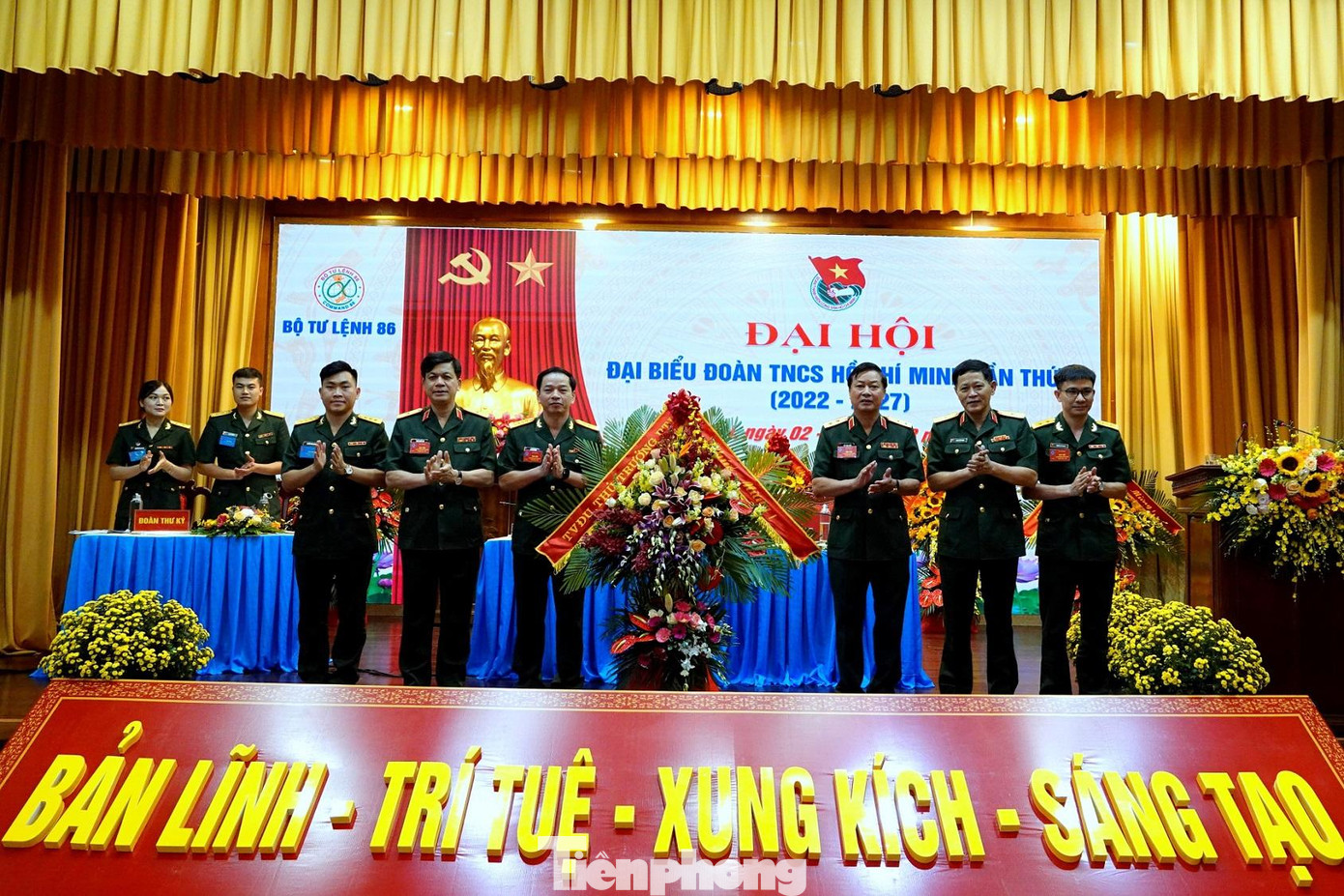 Đảng ủy - BTL 86 tặng hoa chúc mừng ĐH