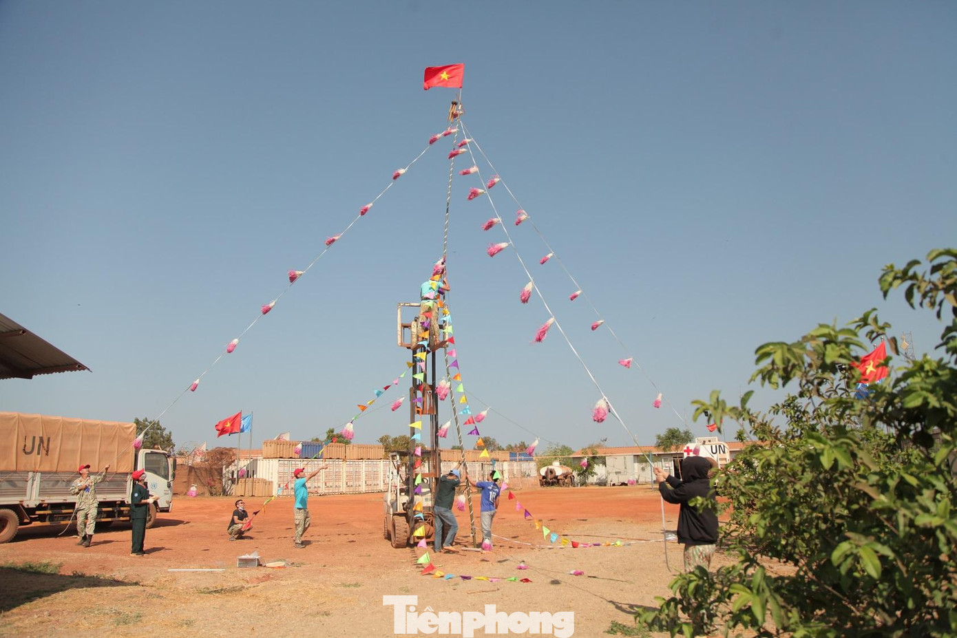 Cán bộ, nhân viên Bệnh viện dã chiến cấp 2 số 3 tại Nam Sudan đang hoàn tất việc dựng cây nêu ngày Tết