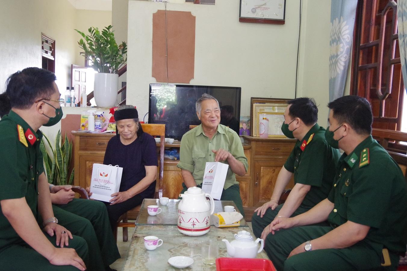 Đoàn công tác tới thăm, tặng quà các gia đình chính sách trên địa bàn thị trấn Tà Lùng