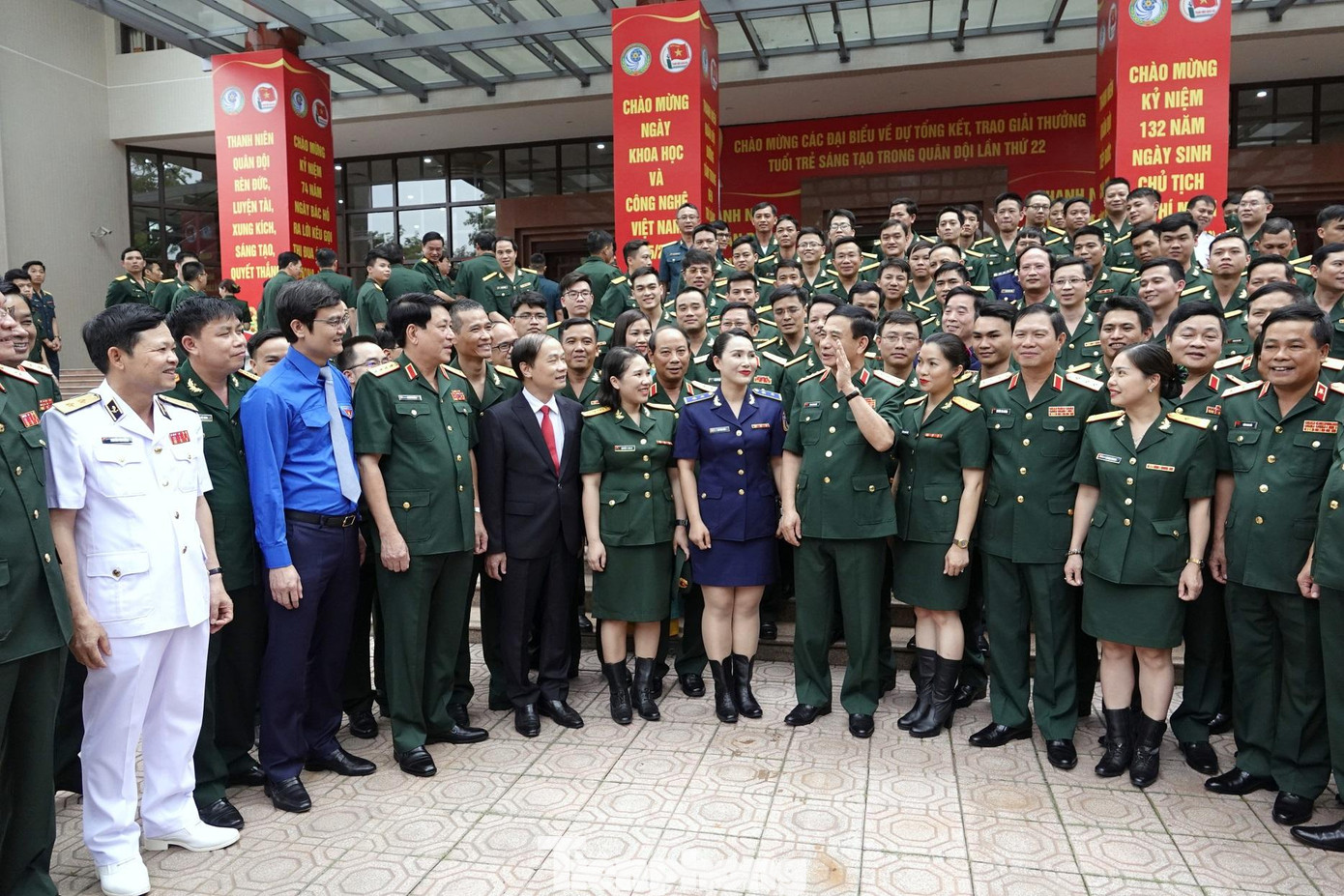 Lãnh đạo Quân ủy Trung ương, Bộ Quốc phòng trò chuyện với các đại biểu về dự chương trình. Ảnh: Nguyễn Minh Lãnh đạo Quân ủy Trung ương, Bộ Quốc phòng trò chuyện với các đại biểu về dự chương trình. Ảnh: Nguyễn Minh