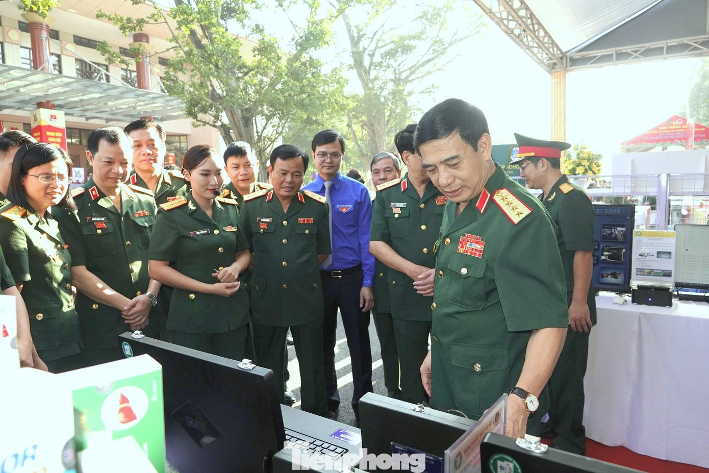 Các đại biểu tham quan gian trưng bày của tuổi trẻ Học viện Kỹ thuật Quân sự - một trong những đơn vị luôn đi đầu trong phong trào "Sáng tạo trẻ". Ảnh: Nguyễn Minh