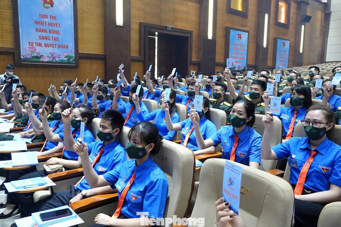 Biểu quyết bầu Ban Thẩm tra tư cách đại biểu tại đại hội Biểu quyết bầu Ban Thẩm tra tư cách đại biểu tại đại hội